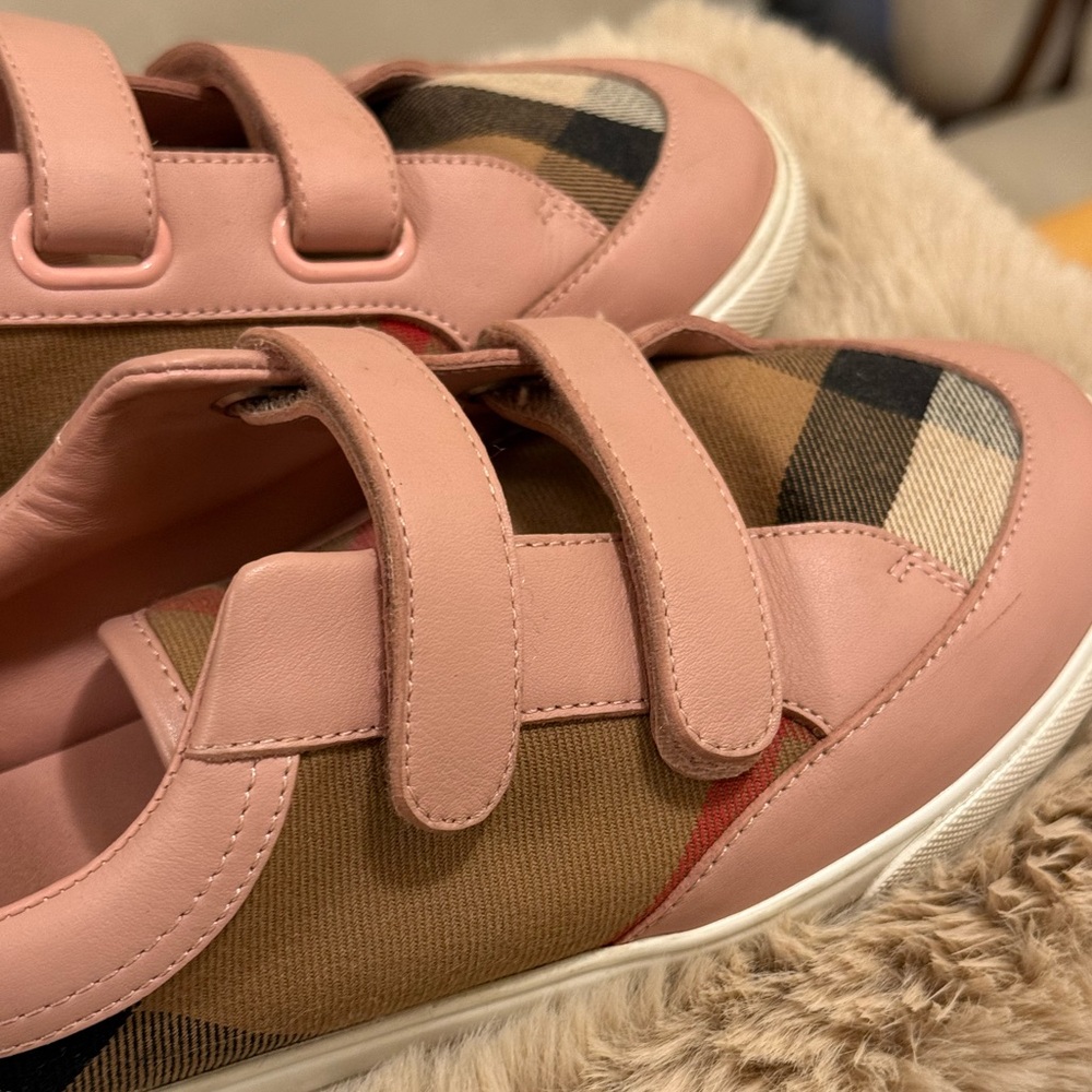 Burberry shoes size 5 (good for 6)